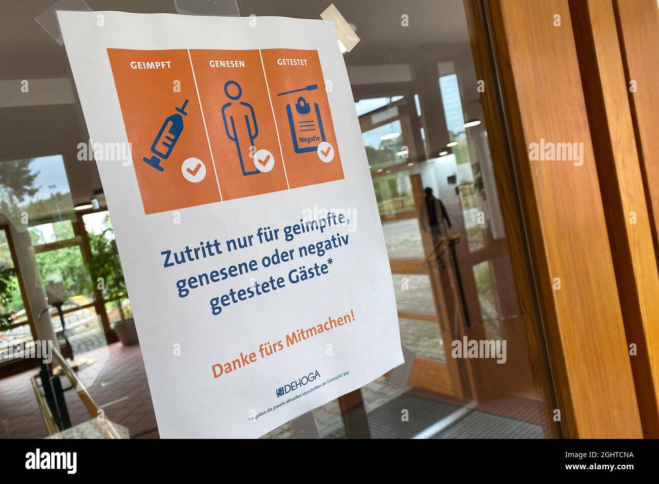 Pandemic in Germany Federal Parliament decides new Corona benchmark. Access only for vaccinated, convalescent and tested. 3G rule, vaccinated, recovered, tested. Sign sticks to a glass door of a conference hotel. Stock Photo