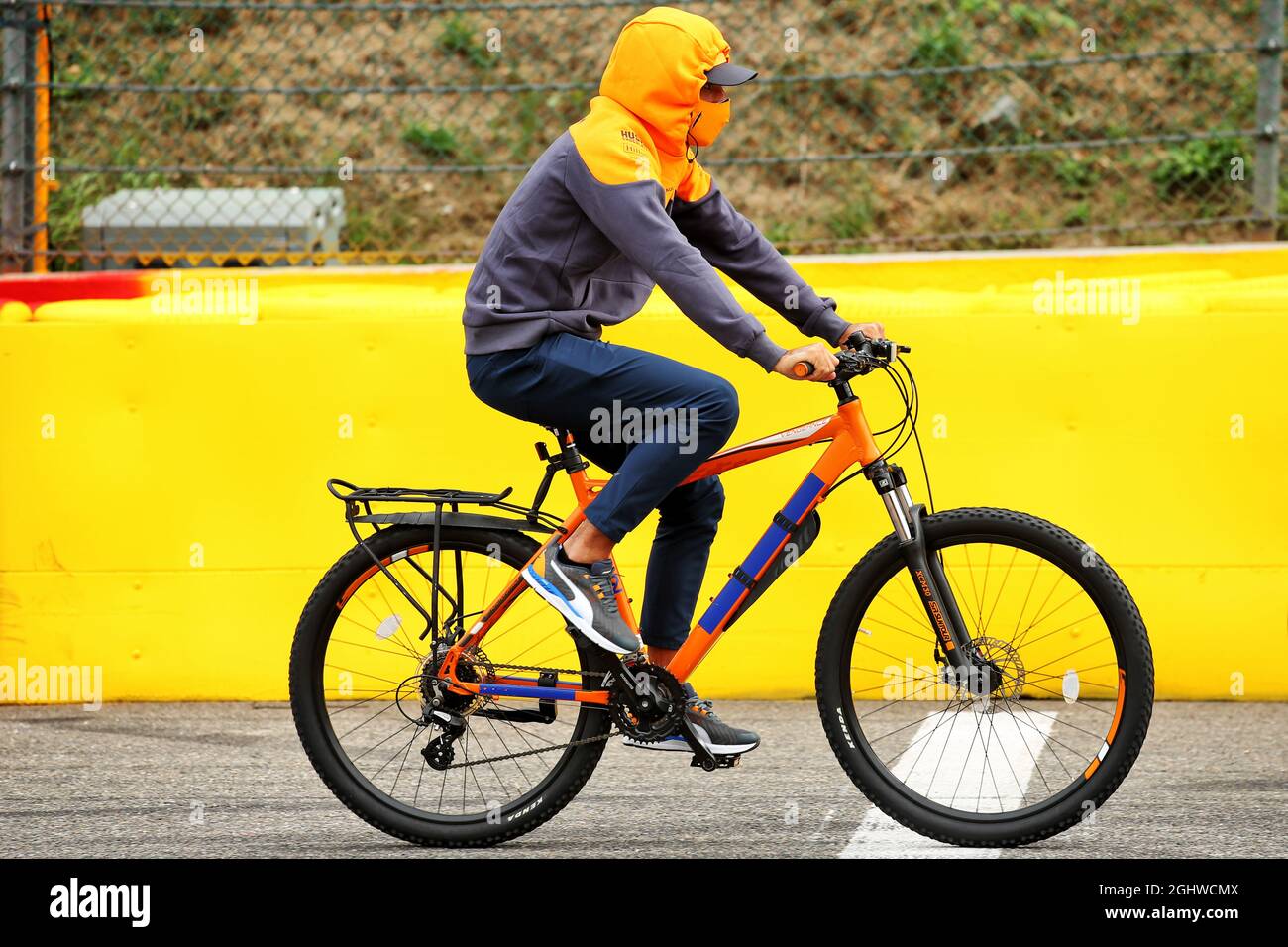 Carlos Sainz Jr (ESP) McLaren rides the circuit. 27.08.2020. Formula 1