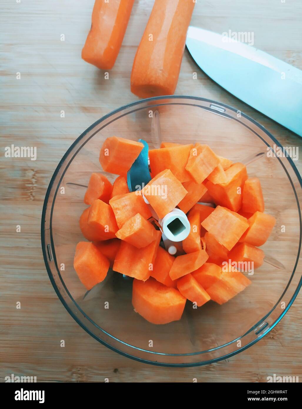 https://c8.alamy.com/comp/2GHWR4T/carrots-being-chopped-in-a-food-processor-2GHWR4T.jpg