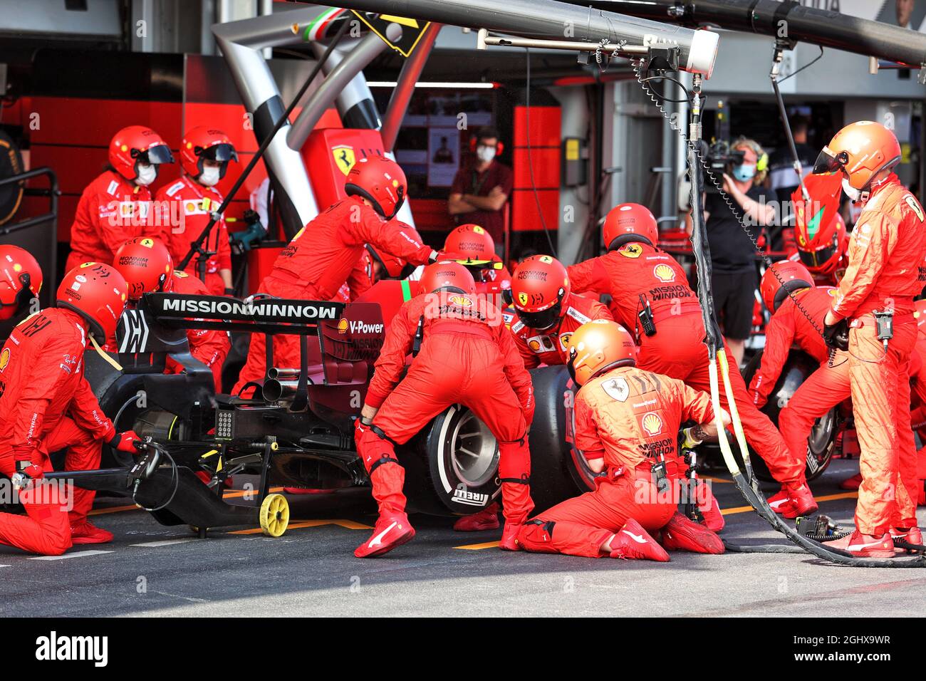 Carlos Sainz Jr (ESP) Ferrari SF-21 makes a pit stop. 06.06.2021 ...