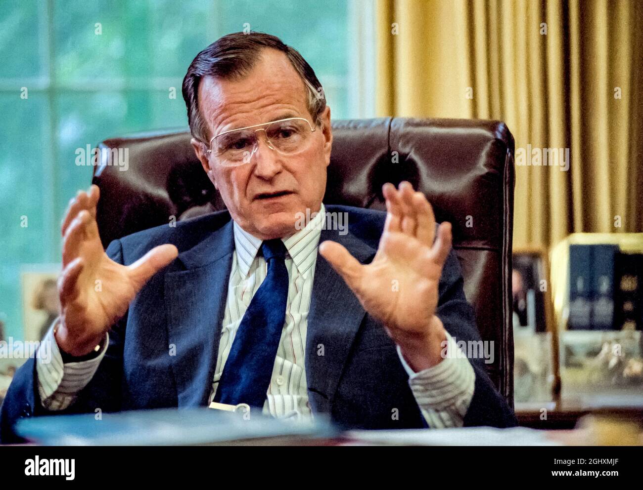 U.S. President George H.W. Bush at his Oval Office desk, White House, Washington, D.C., USA, Michael Geissinger, 1989 Stock Photo