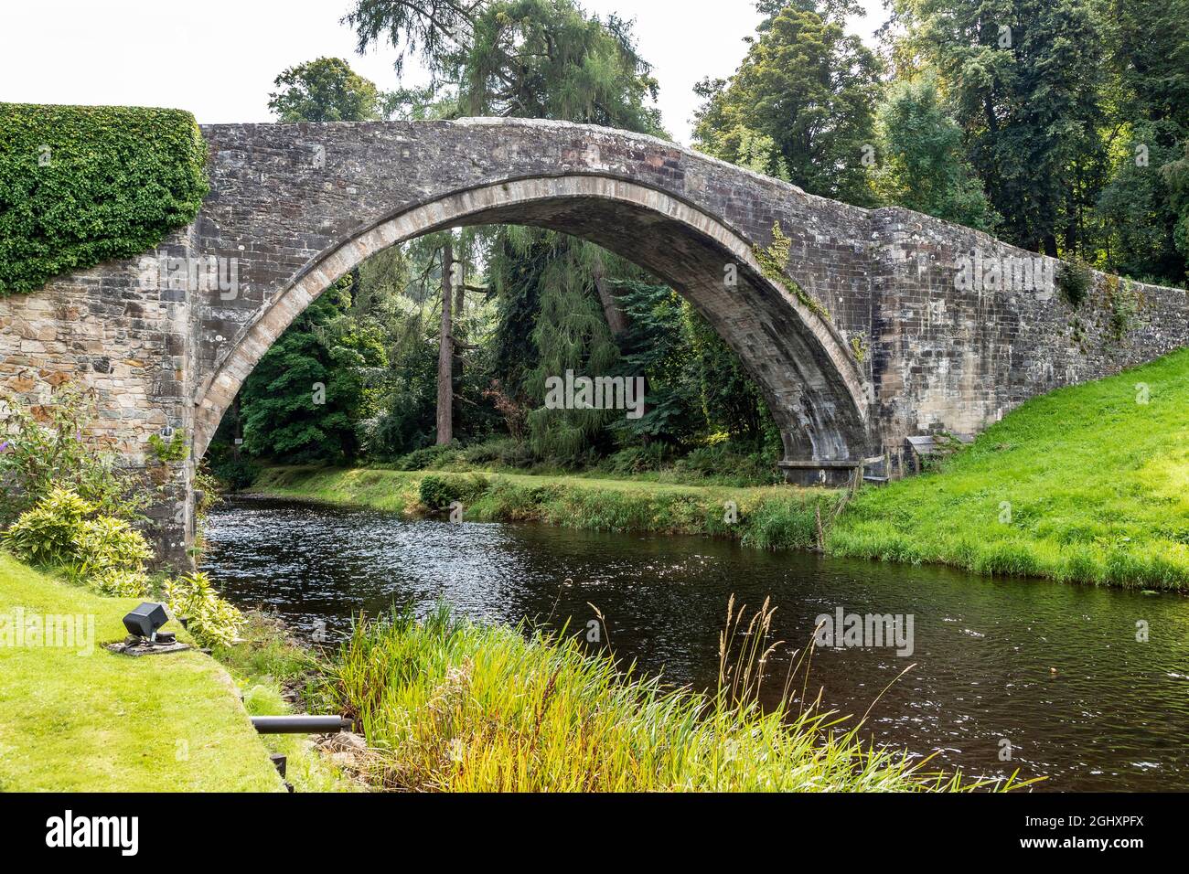 The Auld Brig o' Doon or Tam's Brig as mentioned in Tam O'Shanter, a poem by Robert Burns, Alloway, Ayr, Ayrshire, Scotland, UK Stock Photo