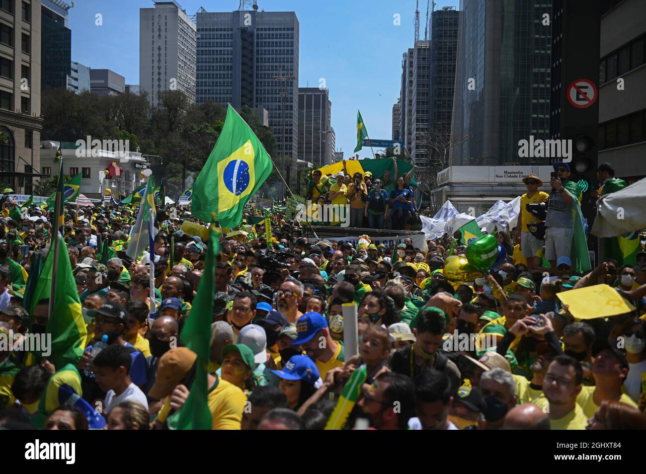 Sao Paulo, Brazil. 07th Sep, 2021. Supporters of President Bolsonaro take part in a rally in support of the head of state on Independence Day. Tens of thousands of people have demonstrated in support of Bolsonaro with anti-democratic slogans. The right-wing leader himself threatened the Supreme Court STF during a speech in Brasilia. Credit: Andre Borges/dpa/Alamy Live News Stock Photo