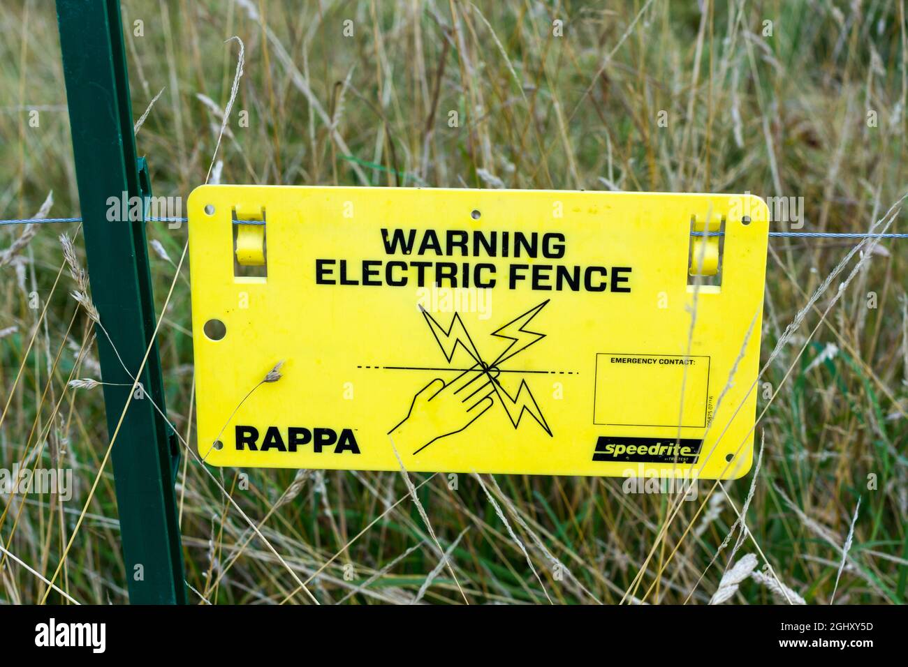 Electric fence warning notice Stock Photo Alamy