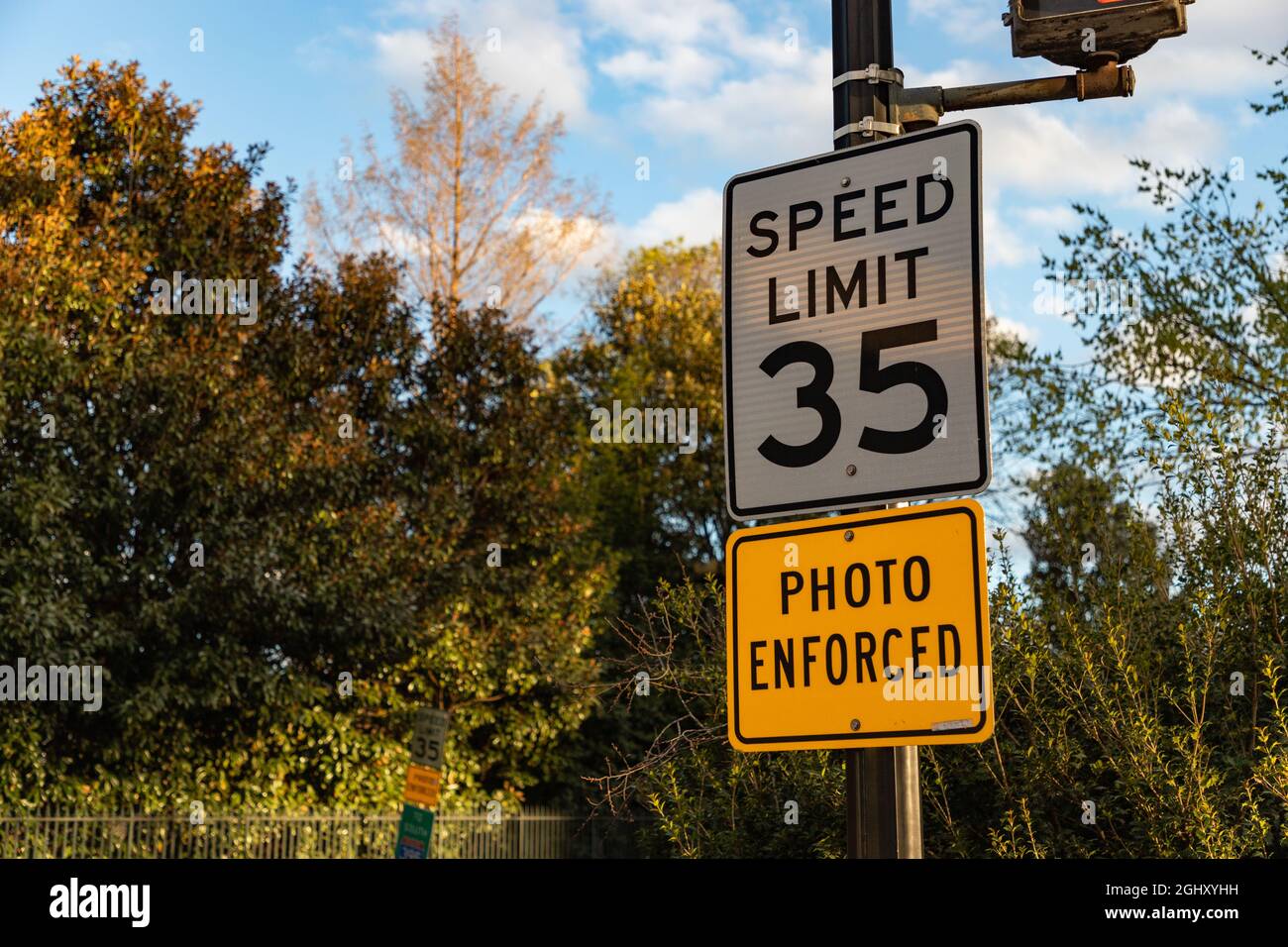 A picture of a speed limit sign Stock Photo - Alamy