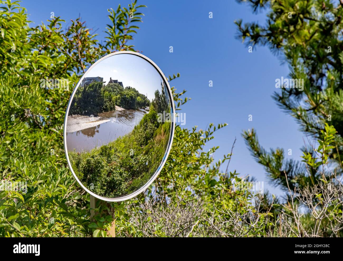 Round convex mirror hi-res stock photography and images - Alamy