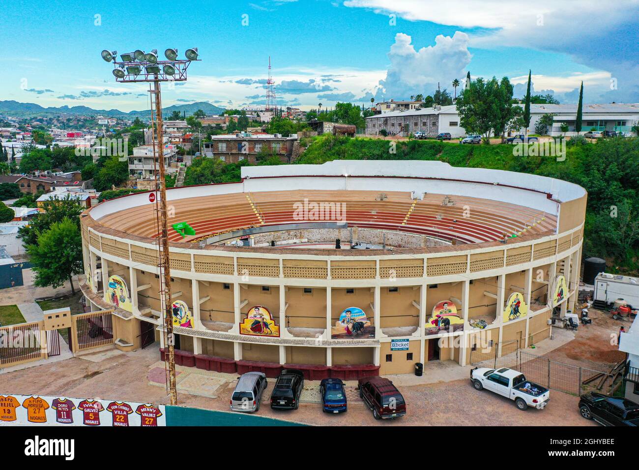 Aerial view of the bullring in Nogales, Sonora, Mexico. Heroica Nogales border city with the US .... (Photo by Luis Gutierrez / NortePhoto.com) Vista aerea de plaza de Toros en Nogales, Sonora, Mexico. Heroica Nogales ciudad fronteriza  con EU....(Photo by Luis Gutierrez / NortePhoto.com) Stock Photo