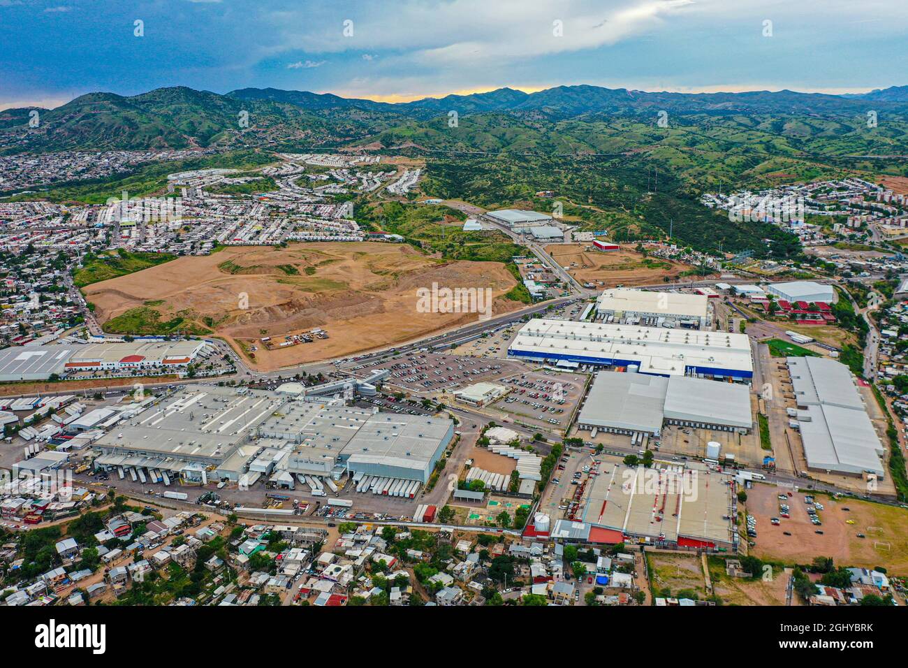 Aerial view Industrial buildings and industrial park and maquiladoras in Nogales, Sonora, Mexico. Heroica Nogales border city with the US .... (Photo by Luis Gutierrez / NortePhoto.com)  Vista aerea Naves industriales y parque industrial y maquiladoras en Nogales, Sonora, Mexico. Heroica Nogales ciudad fronteriza  con EU....(Photo by Luis Gutierrez / NortePhoto.com) Stock Photo