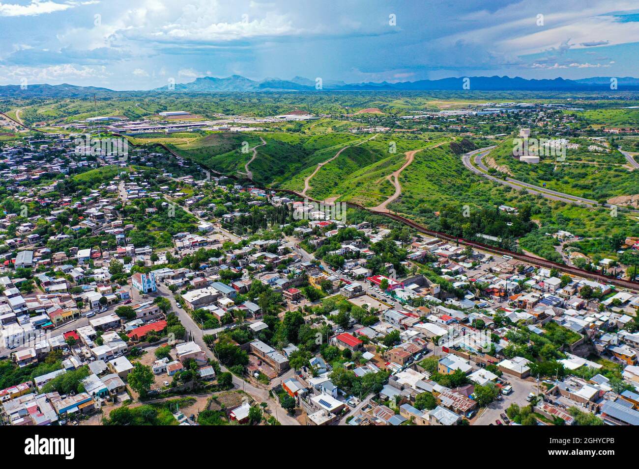 Aerial view of the border wall in Nogales Sonora (L) in Mexico and Nogales Arizona (R) in the United States. Heroica Nogales, EU, USA, Border, border wall, migration. (Photo by Luis Gutierrez / NortePhoto.com) Vista area de muro fronterizo en el en Nogales Sonora (L) en Mexico y Nogales Arizona (R) en Estados Unidos. Heroica Nogales, EU, USA, Frontera, muro fronterizo, migración. (Photo by  Luis Gutierrez/ NortePhoto.com) Stock Photo