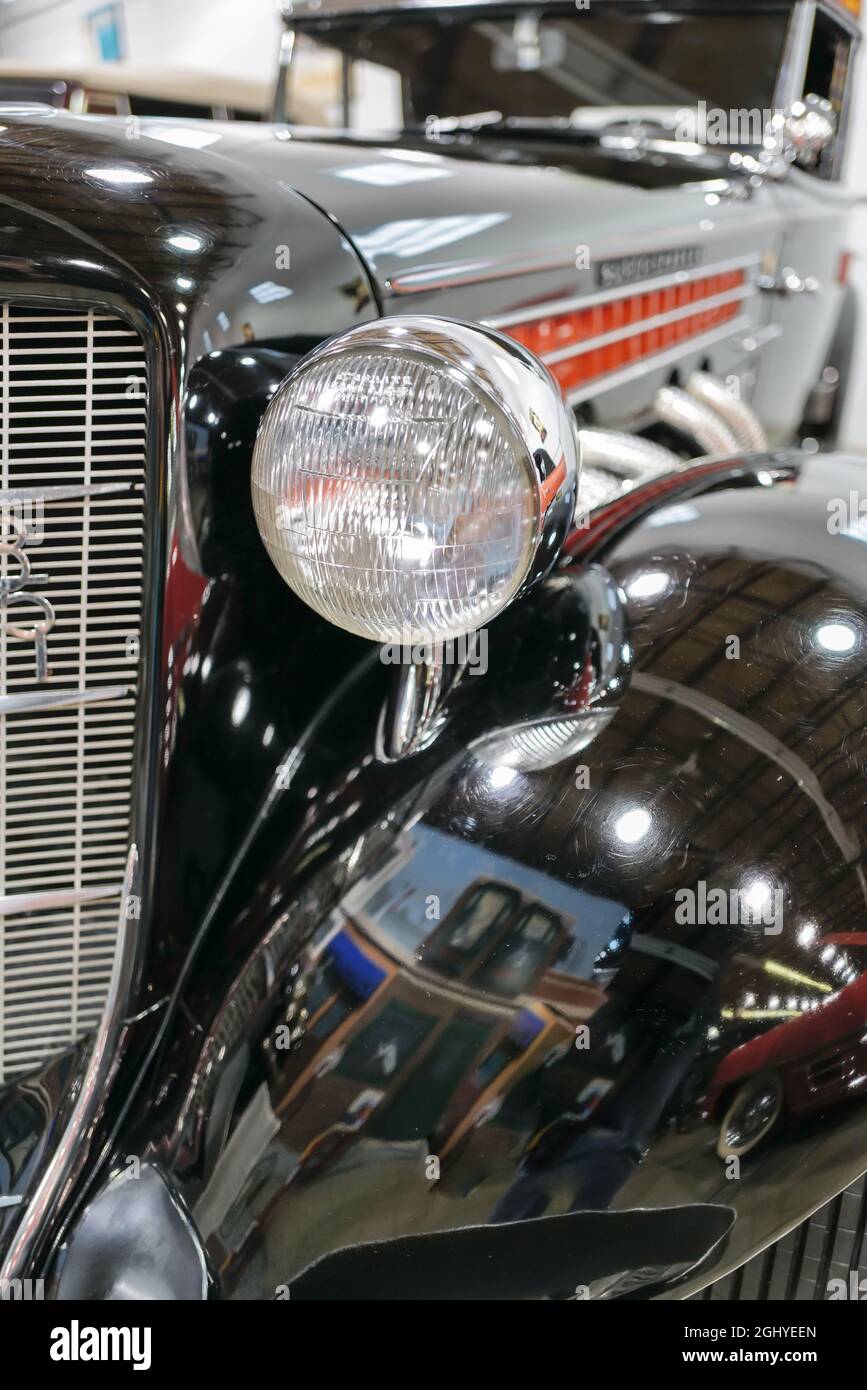 Vintage and classic car fender and headlamp Stock Photo Alamy