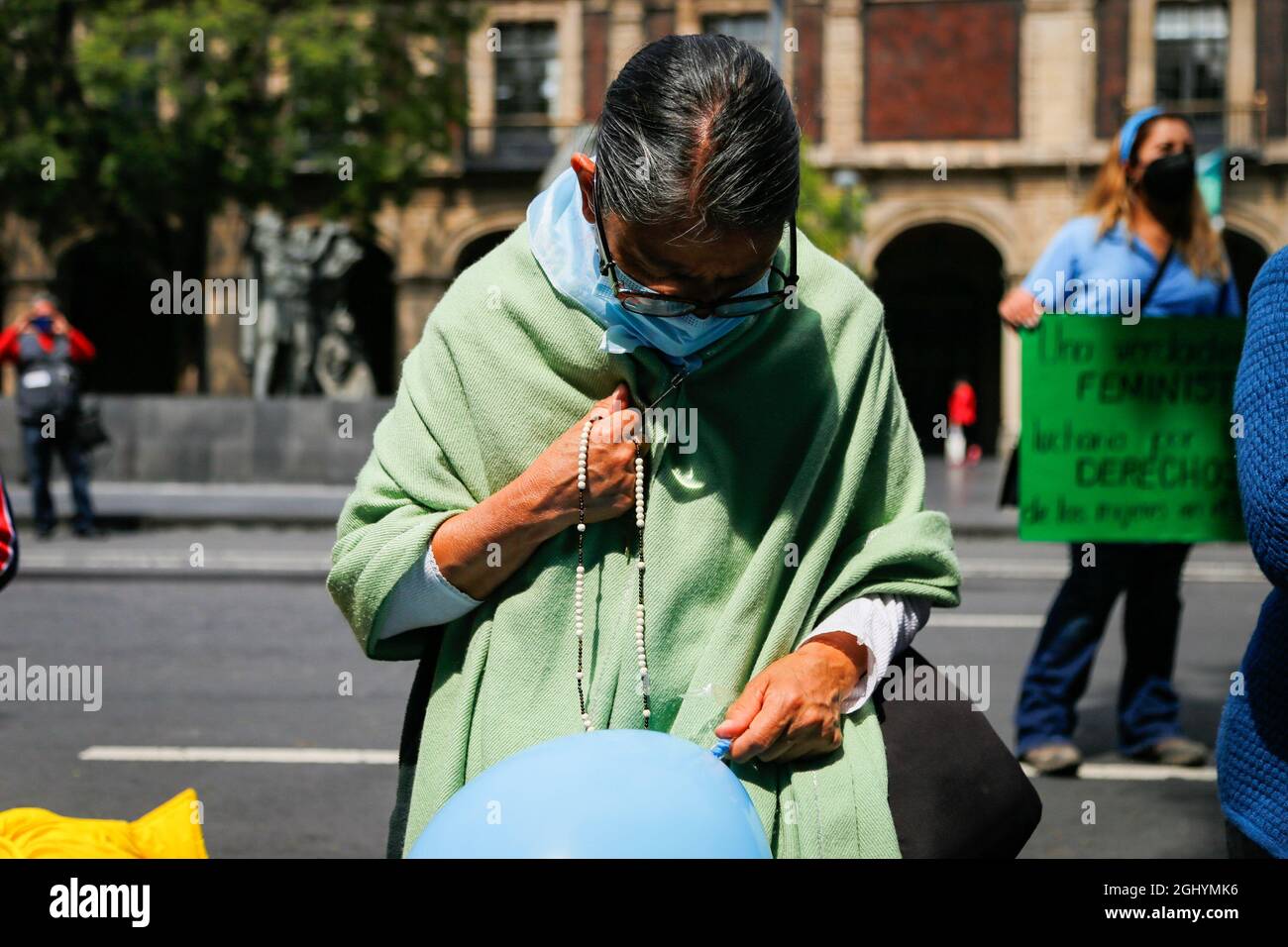 Mexico City, Mexico. 06th Sep, 2021. A protester prays on her knees outside of the Supreme Court of Justice, during the demonstration. Pro-life protesters in a session demonstrated against the decriminalization of abortion in Coahuila and Sinaloa during the first stage of pregnancy. The favourable decision could lead to decriminalization throughout Mexico. (Photo by Guillermo Diaz/SOPA Images/Sipa USA) Credit: Sipa USA/Alamy Live News Stock Photo