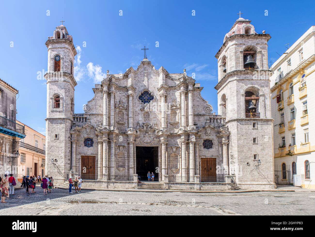 Kirche von San Cristobal in der Altstadt von Havanna. Ein Panorama aus 3 Fotos bestehend um die ganze Szenerie aufnehmen zu können Stock Photo