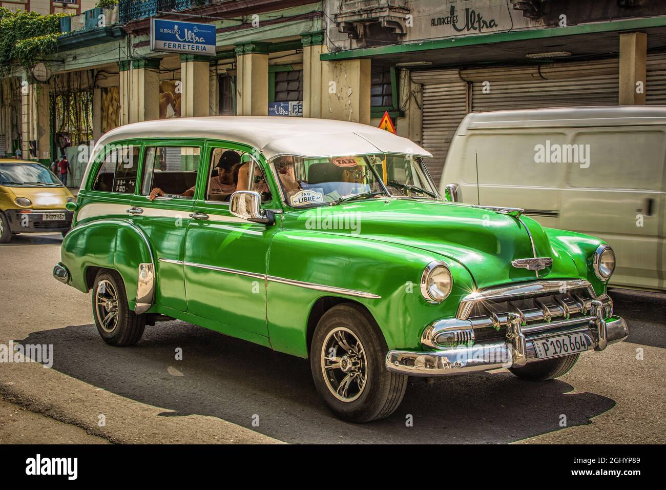 Wundervoll erhaltener Oldtimer nimmt Fahrgäste in Havanna auf. Stock Photo