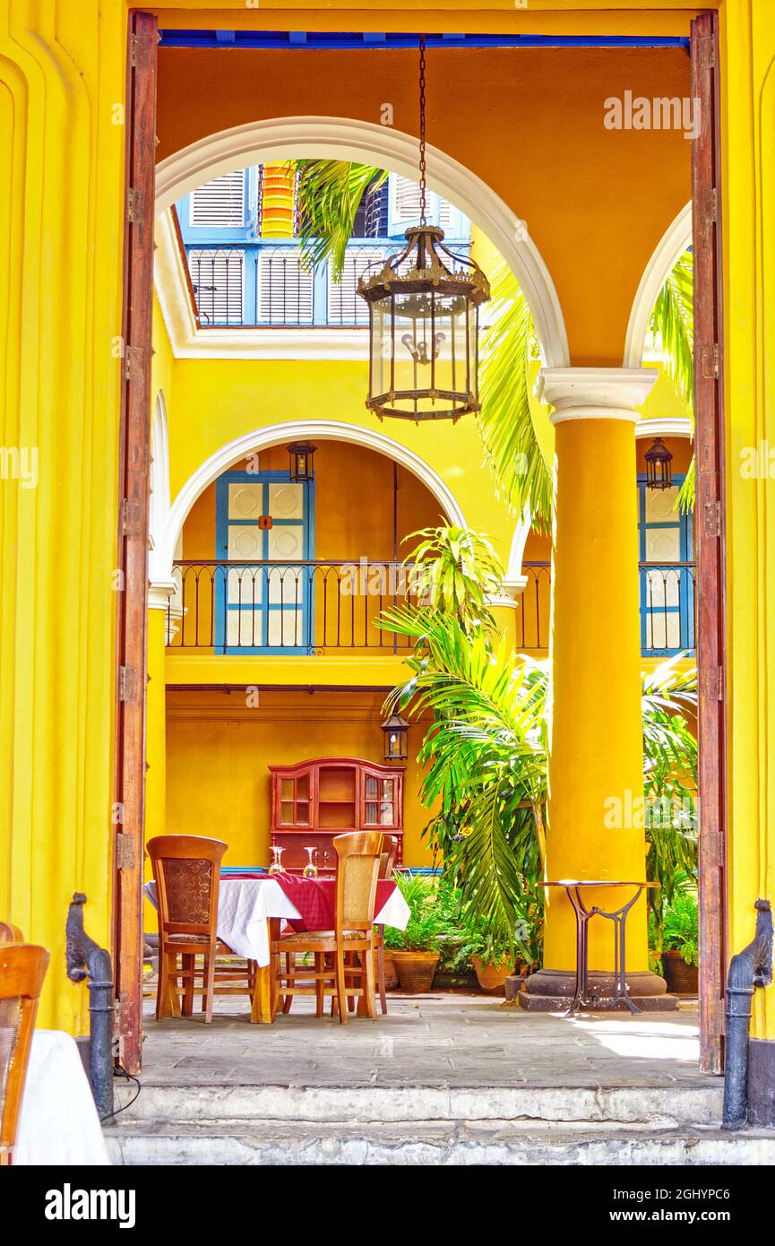 Wunderschöner im Kolonialstil gehaltener Innenhof der zum Weintrinken einlädt in der Altstadt von Havanna, Cuba Stock Photo