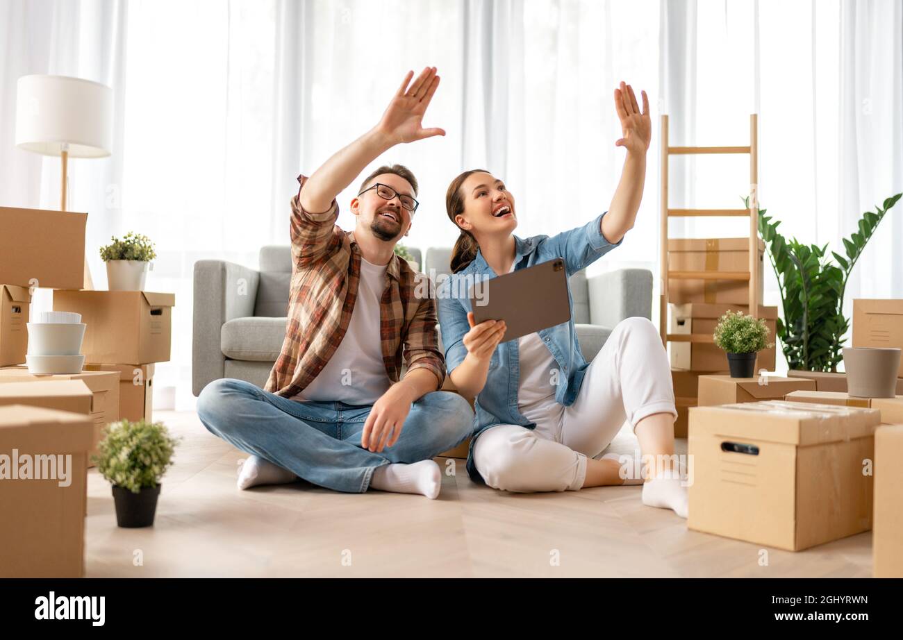 Happy young married couple are moving to new apartment Stock Photo - Alamy