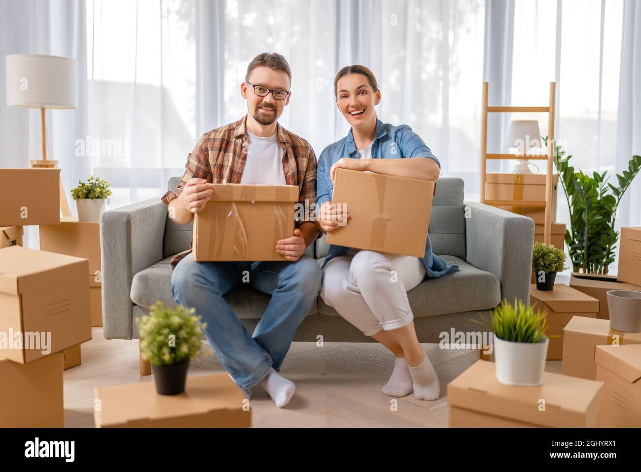 Happy young married couple are moving to new apartment Stock Photo - Alamy
