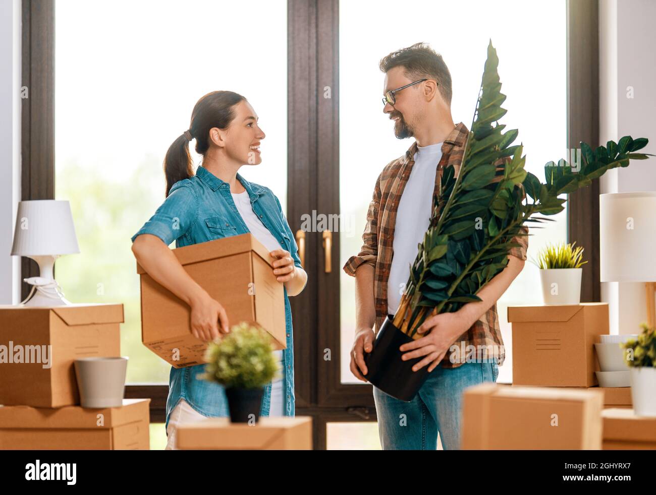 Happy young married couple are moving to new apartment Stock Photo - Alamy