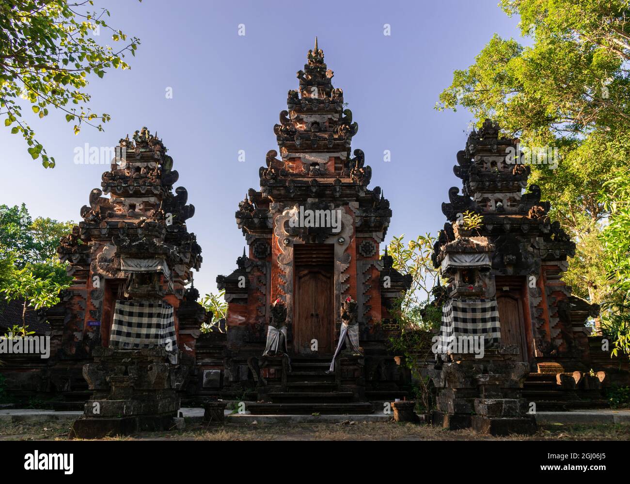 stone statues in front of entrance to hindu temple Stock Photo - Alamy