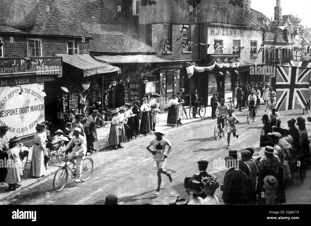 Olympic Games London 1908 View of the marathon passing through an English town Stock Photo