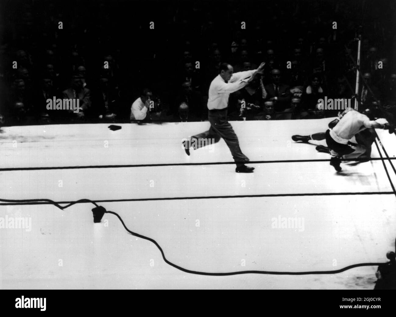 Rope Breaks in Sugar Ray Fight 3rd January 1957 New York Fighters