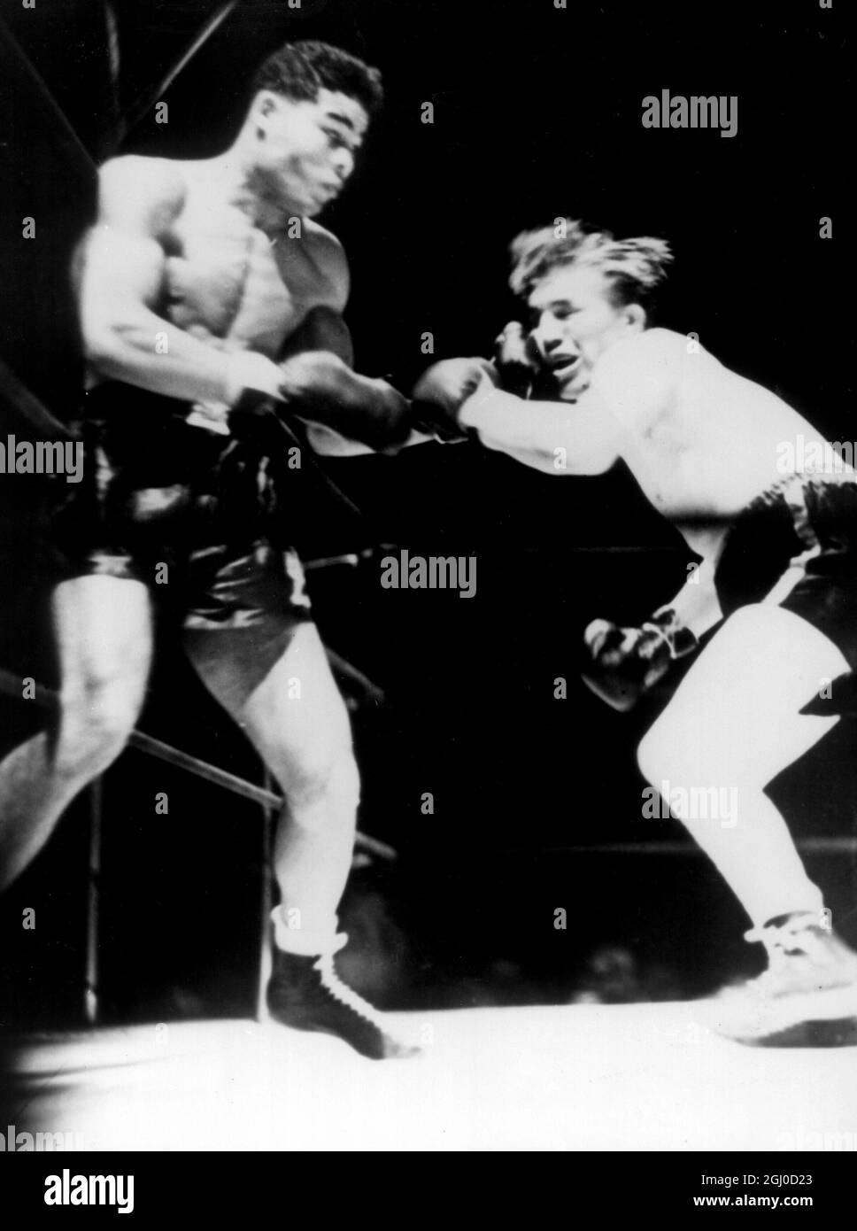 Joe Louis striking a punch to Tommy Farr during the 15th round of their epic heavyweight title fight in New York in which Joe Louis was victorious. 30th August 1937 Stock Photo