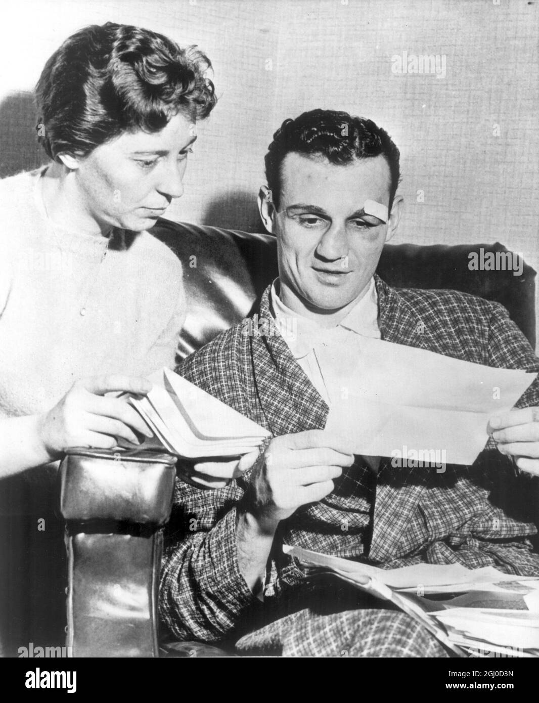 Paul Pender and his wife read congratulatory messages after Pender dethroned Suger Ray Robinson to become the new World Middleweight champion. 23rd January 1960 Stock Photo