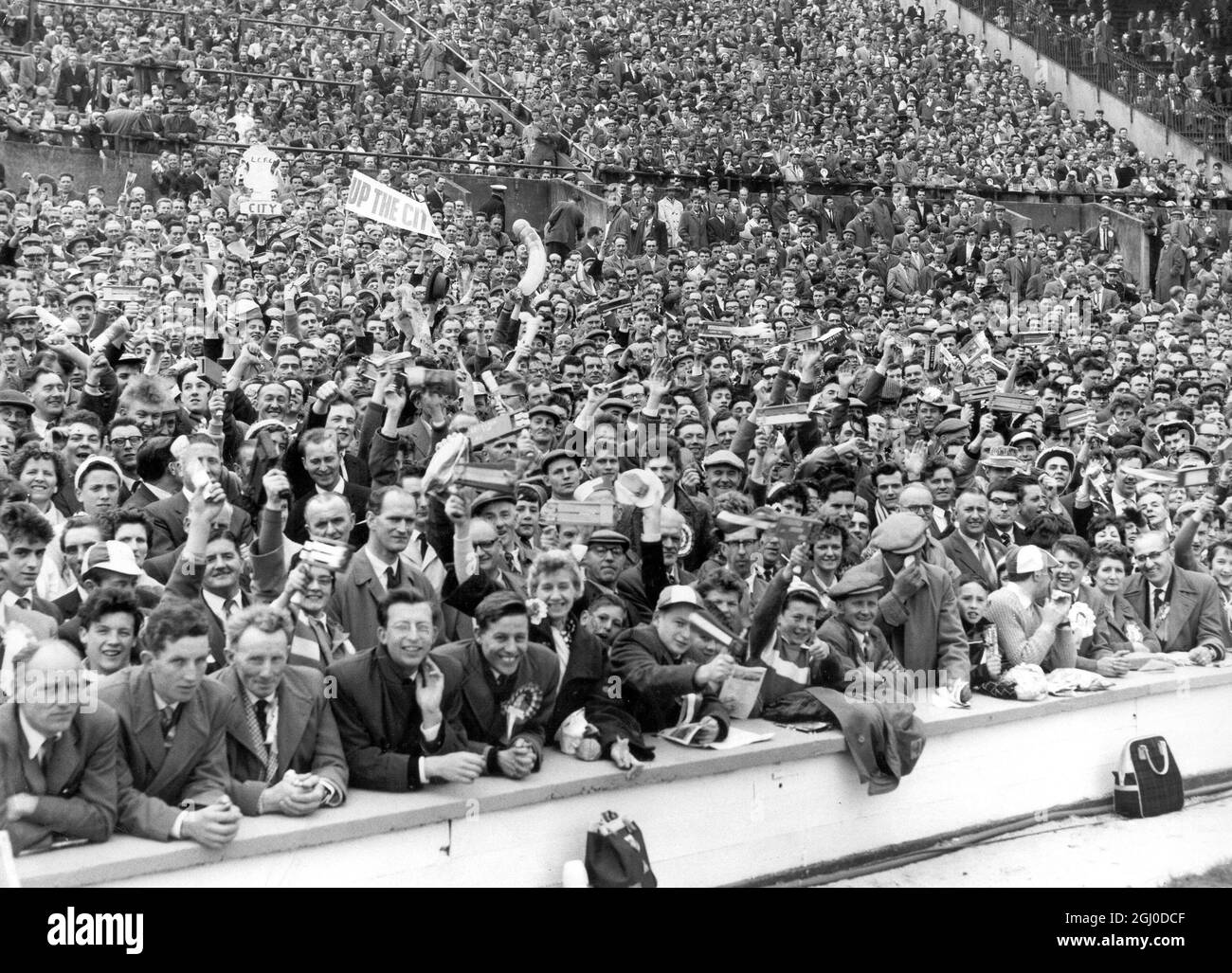 Fa cup final fans Black and White Stock Photos & Images Alamy