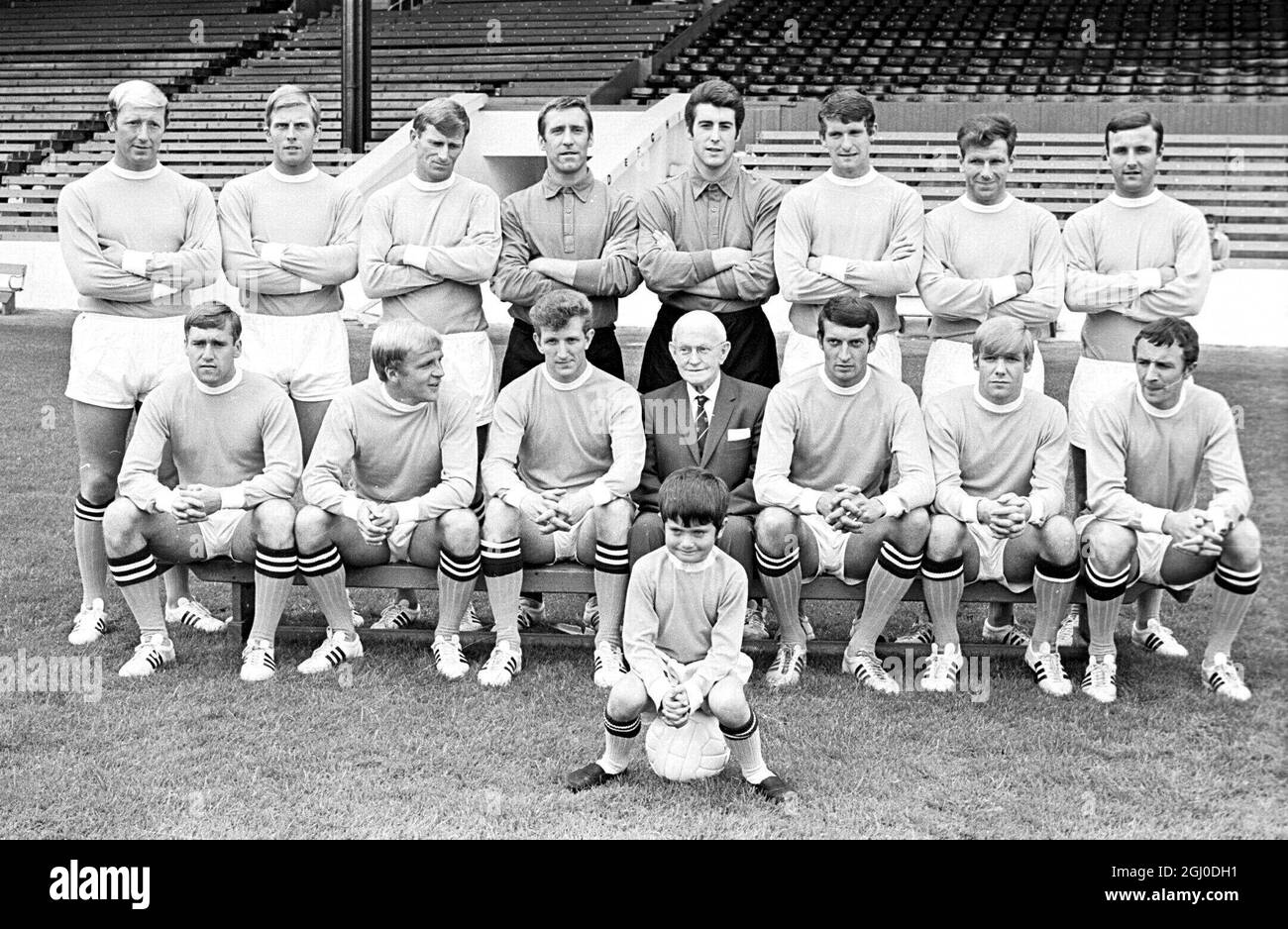 Members of the Manchester City Football Club for 1968-1969 season. Back Row:Left to Right: George Heslop, Alan Oaks, Tony Book, Harry Dowd, Ken Mulhearn, Mike Doyle, Bobby Kennedy, Glyn Pardoe. Front Row:Left to Right:Dave Connor, Francis Lee, Bobby Owen, A.Alexander (Chairman), Neil Young, Tony Coleman and Mike Summerbee. 31st July 1968. Stock Photo