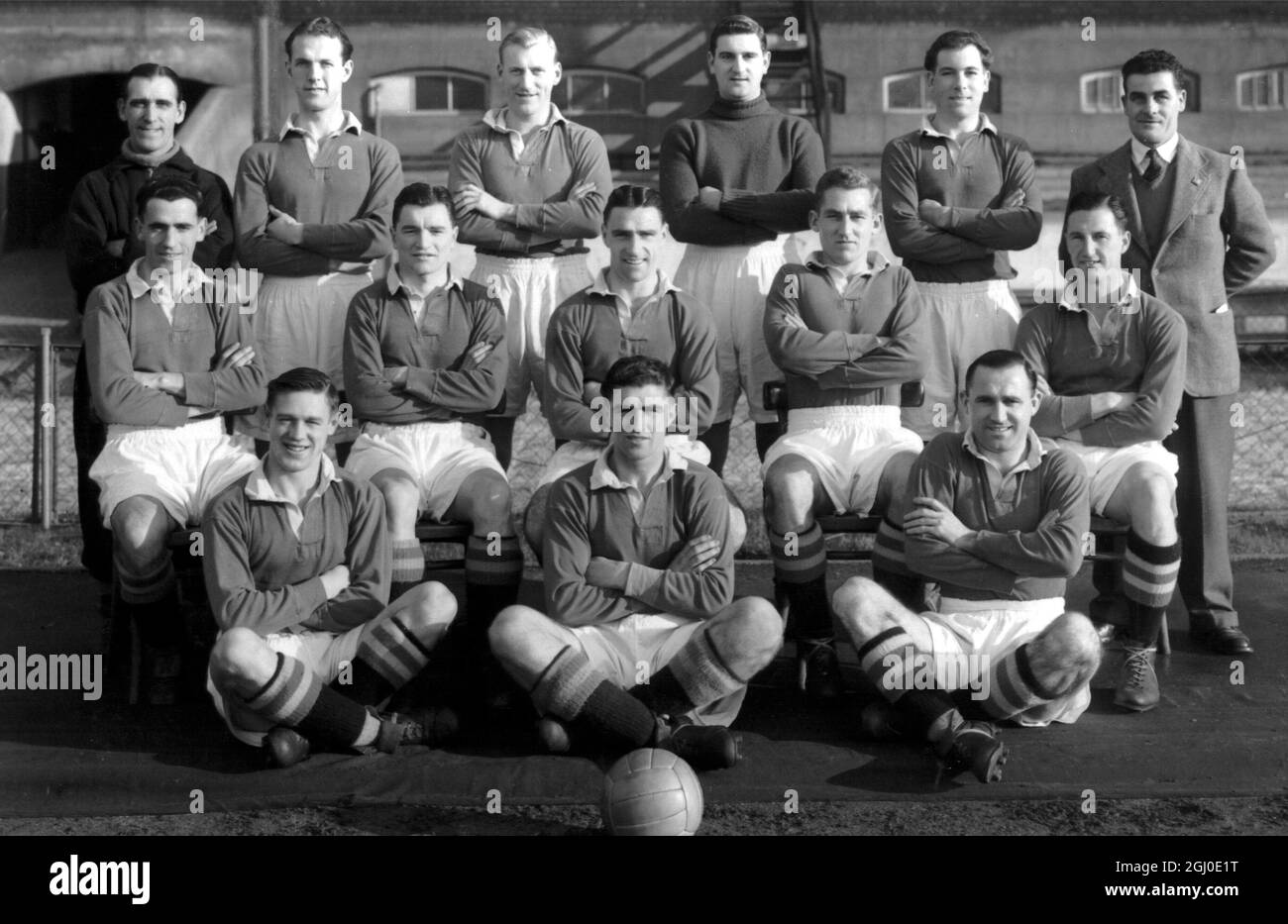 Chelsea Football Team Back Row: L.Goulden (coach), W.Dickson, R.Williams, W.Robertson, S.Tickridge and N.Smith (trainer) Second Row: S.D'arcy, K.Armstrong, R.Campbell (captain), R.Bentley, J.Harris. Seated: W.Gray, R.Smith, and S.Bathgate. 13th March 1952 Stock Photo