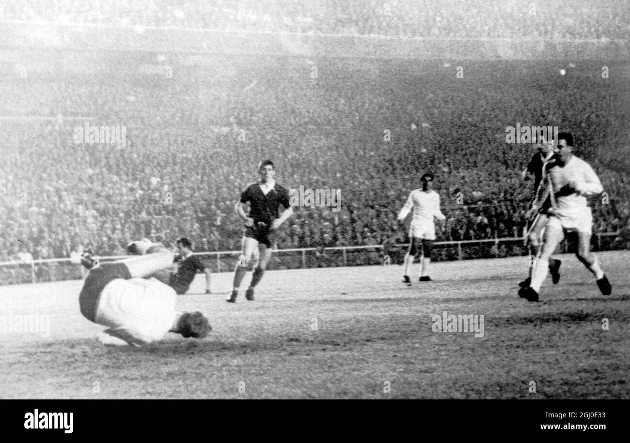 Real Madrid v Glasgow Rangers Rangers goalkeeper Ritchie stops a shot from Ferenc Puskas during the European Cup (qualifying round second leg) match in Madrid. Rangers were beaten 6-0 as Real Madrid completed a 7-0 aggregate win. Madrid - 9th October 1963. Stock Photo