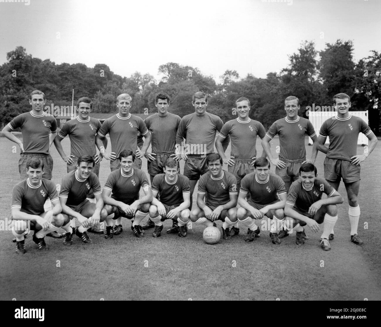 A new group photograph of the Chelsea Football Club, . Back Row (L-R): M Hinton, J Hollins, K Shellito, P Bonetti, J Dunne, R Harris, A Harris, E McCreadie. Front Row (L-R): A Murray , B Tambling, G Graham, P Houseman, T Venables, D Brown and B Bridges 23rd July 1964 Stock Photo