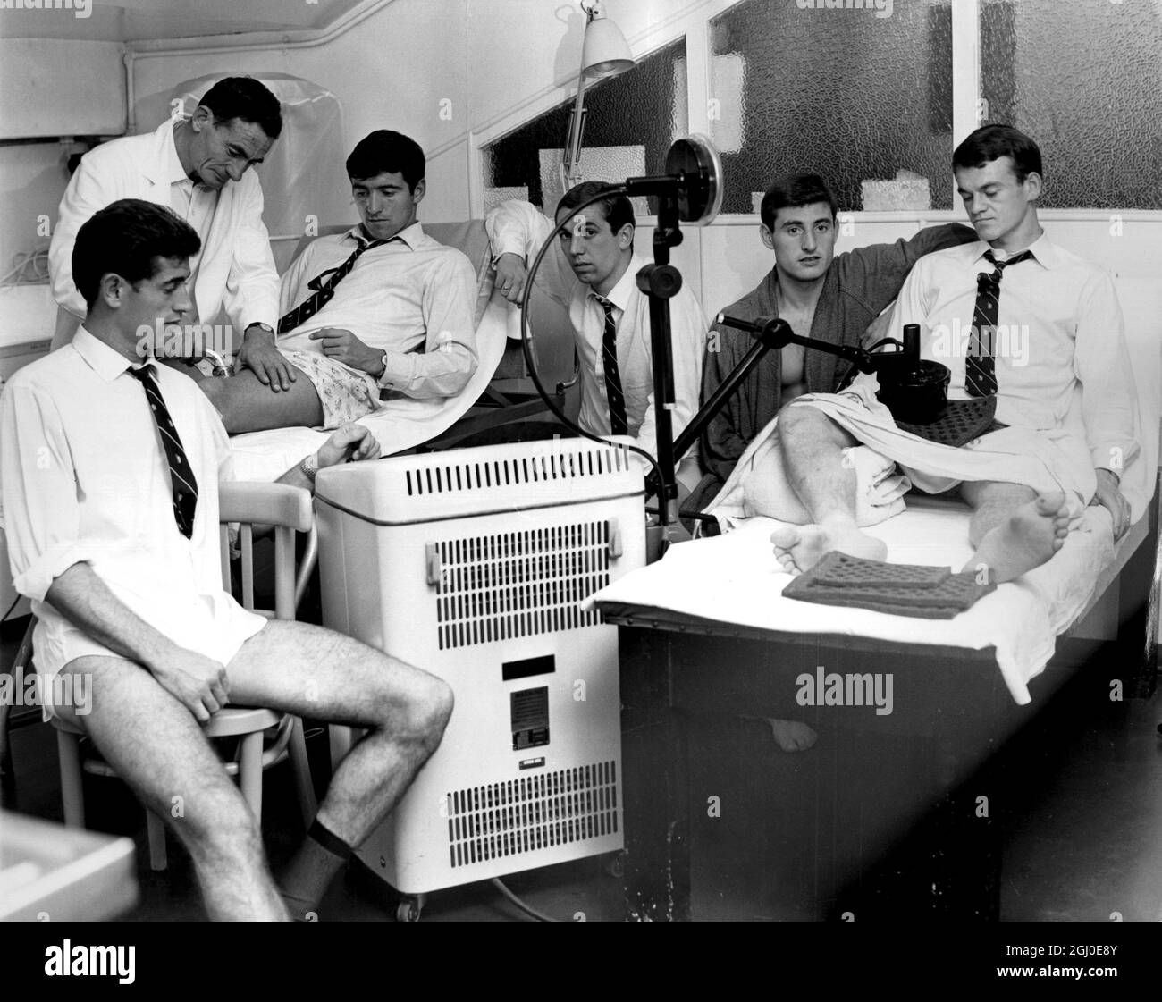 Five Chelsea players are seen receiving treatment at Stamford Bridge after picking up injuries during the Fairs Cup match against Roma. Left to right are Peter Bonetti, trainer Harry Medhurst, Terry Venables, Marvin Hinton, Albert Murray and Eddie McCreadie. 8th October 1965. Stock Photo