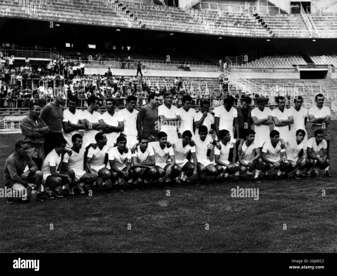 The Real Madrid soccer team for the 1967-68 season. Standing, Left to Right : Junquera; Zunzunegui; Gonzales; Calpe; Jose Luis; Betancourt; Zoco; De Felepe; Gento; Miera; Pachin; Araquistain; Velazquez; Jaime Blanco; Pirri and Miguel Munoz (Coach). Front, Left to Right : Rovira; Amancio; Veloso; Juanito; Grosso; Miguel Perez; Echarri; Iznata; Serena; Sanchis; Bueono; Lavamdera and Felix Ruiz. 4th August 1967 Stock Photo
