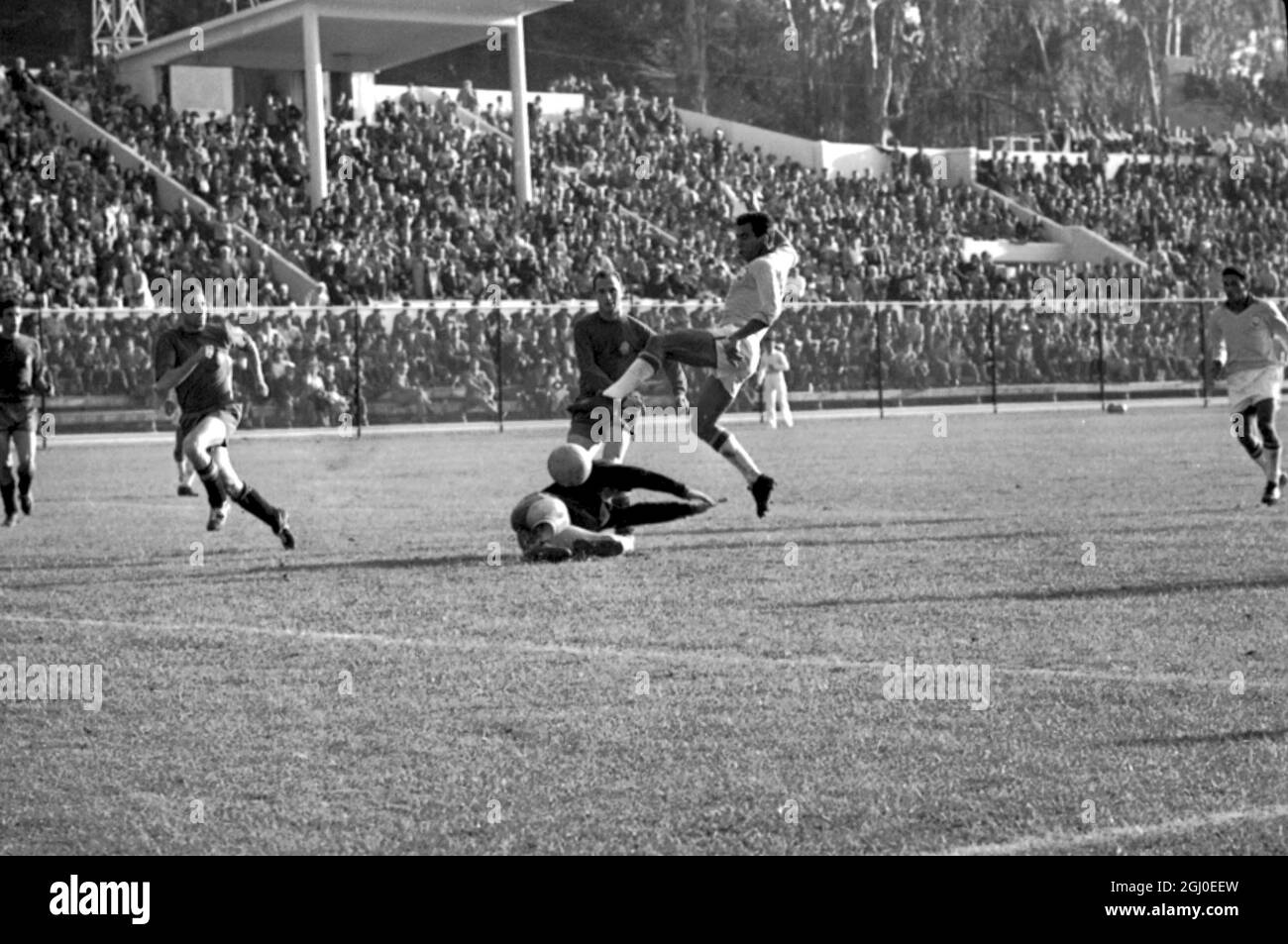 1962 World Cup Brazil v Spain Brazil's Izidio Netto Vava (right) leaps to avoid crashing into a grounded Spanish goalkeeper Jose Araquistain, during a Brazil attack on the Spanish goal during their World Cup play-off. 9th June 1962. Stock Photo
