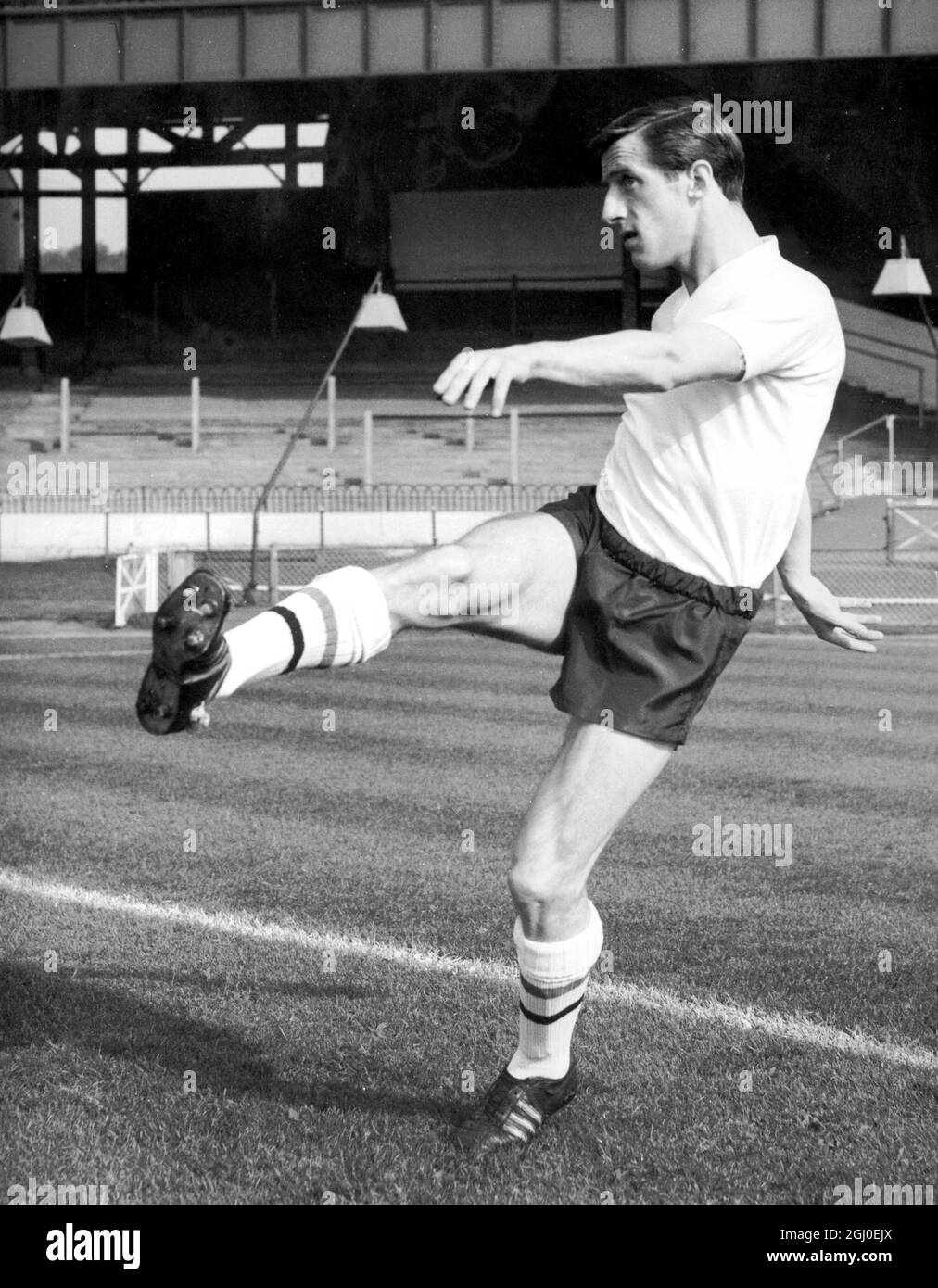 Denis Viollet, of Manchester United and a survivor of the Munich air disaster, trains at Stamford Bridge after joining the England team as a replacement for the injured Johnny Haynes. England will play Luxembourg on September 28th. 26th September 1961. Stock Photo