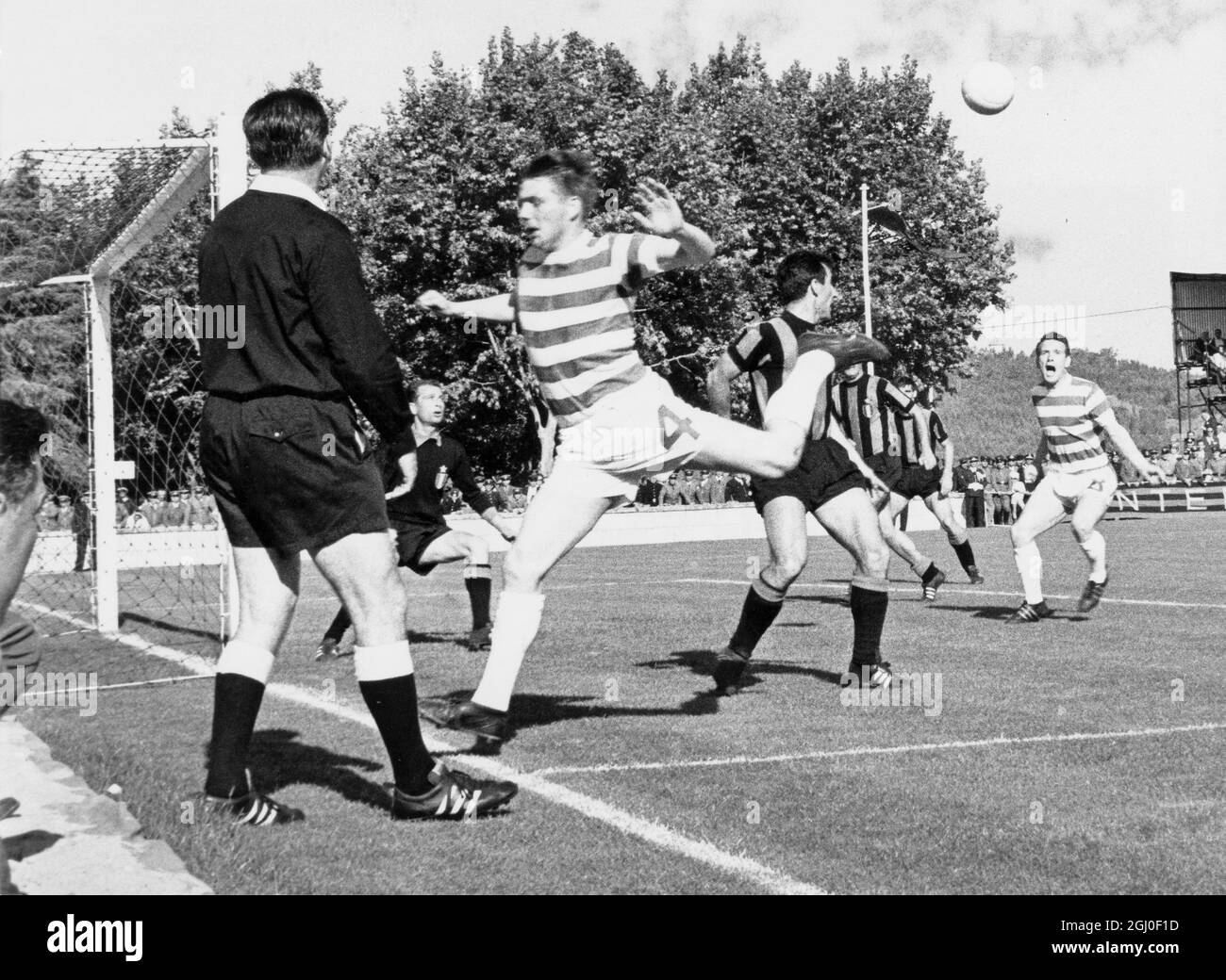 1967 European Cup Final Celtic v Inter Milan Celtic's Bobby Murdoch (left)  and Wallace (right) in action in front of the Inter Milan goal during the European  Cup final in Lisbon. 27th, image size:1300x1040