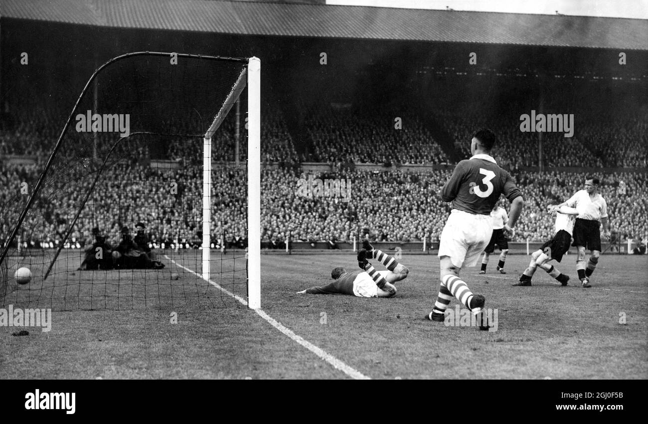 1946 FA Cup Final Charlton Athletic v Derby County Sam Bartram fails to stop a shot by Peter Doherty for Derby's secong goal. Stock Photo