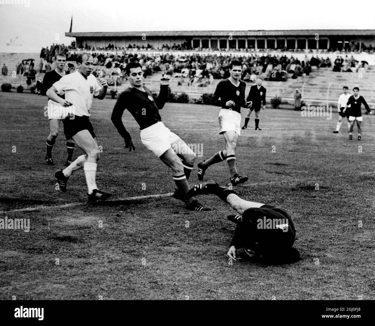1962 World Cup England v Hungary Grosics, the Hungarian goalkeeper dives to save from England's Bobby Charlton during the World Cup match in Rancagua, Chile. 4th June 1962. Stock Photo