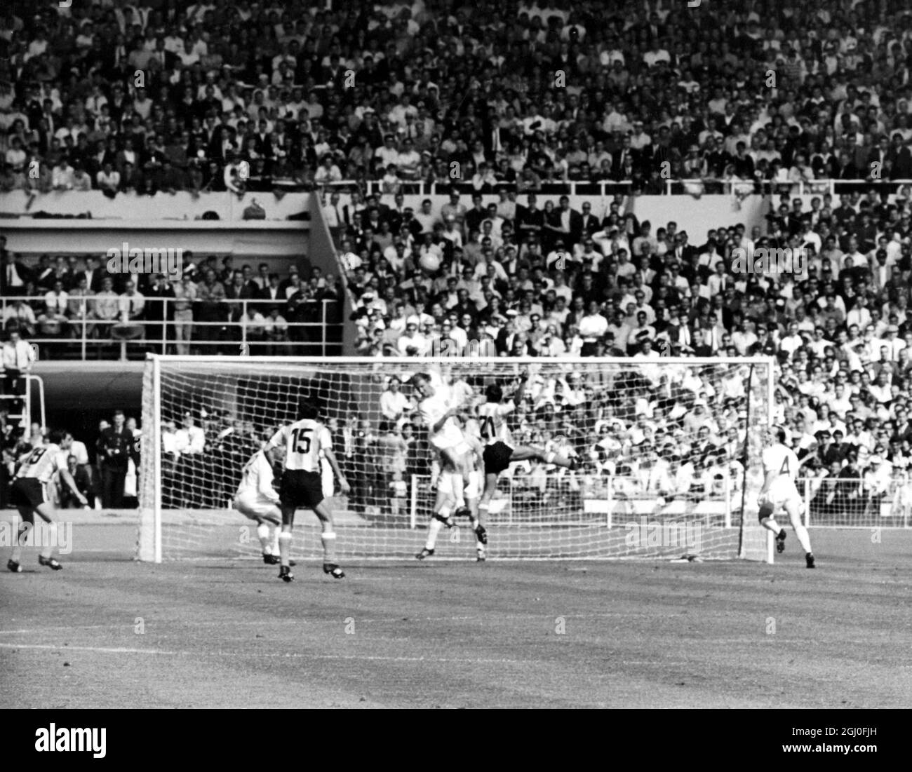 1966 World Cup England v Argentina Jack Charlton beats Mas (No.21) of Argentina in a heading duel during the World Cup quarter final match at Wembley. Also pictures are Cohen, Banks and Stiles of England, and Artime and Solari of Argentina. 23rd July 1966. Stock Photo