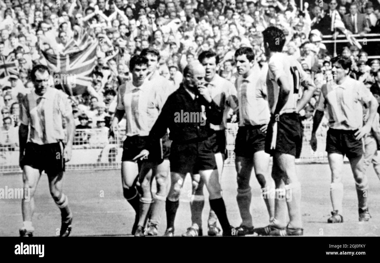 1966 World Cup England v Argentina Referee Rudolf Kreitlen orders Argentina player Antonio Rattin (second from right No.10) off the field after an incident during the England v Argentina World Cup quarter final match at Wembley. 23rd July 1966 Stock Photo