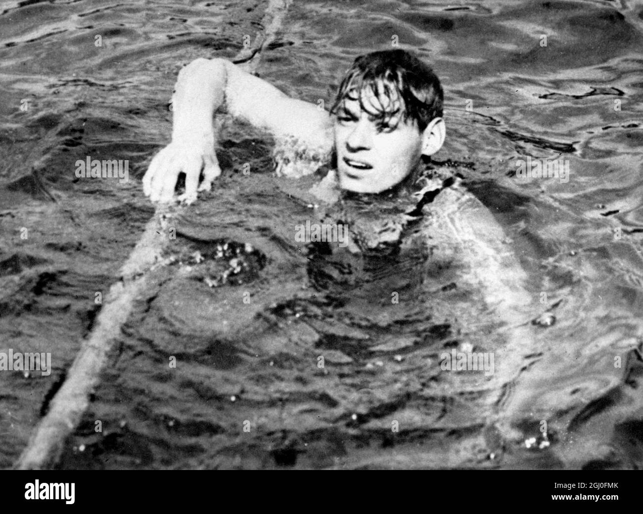 Johnny Wesismuller (USA) wins the final of the 400m swimming race at ...