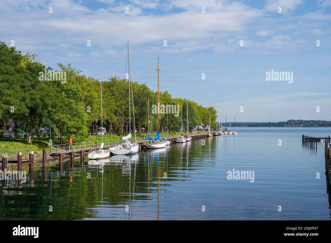 An einem Bootssteg an der Schleuse Holtenau haben Segelschiffe angelegt, bevor sie die Passage durch den Nord-Ostsee-Kanal antreten Stock Photo