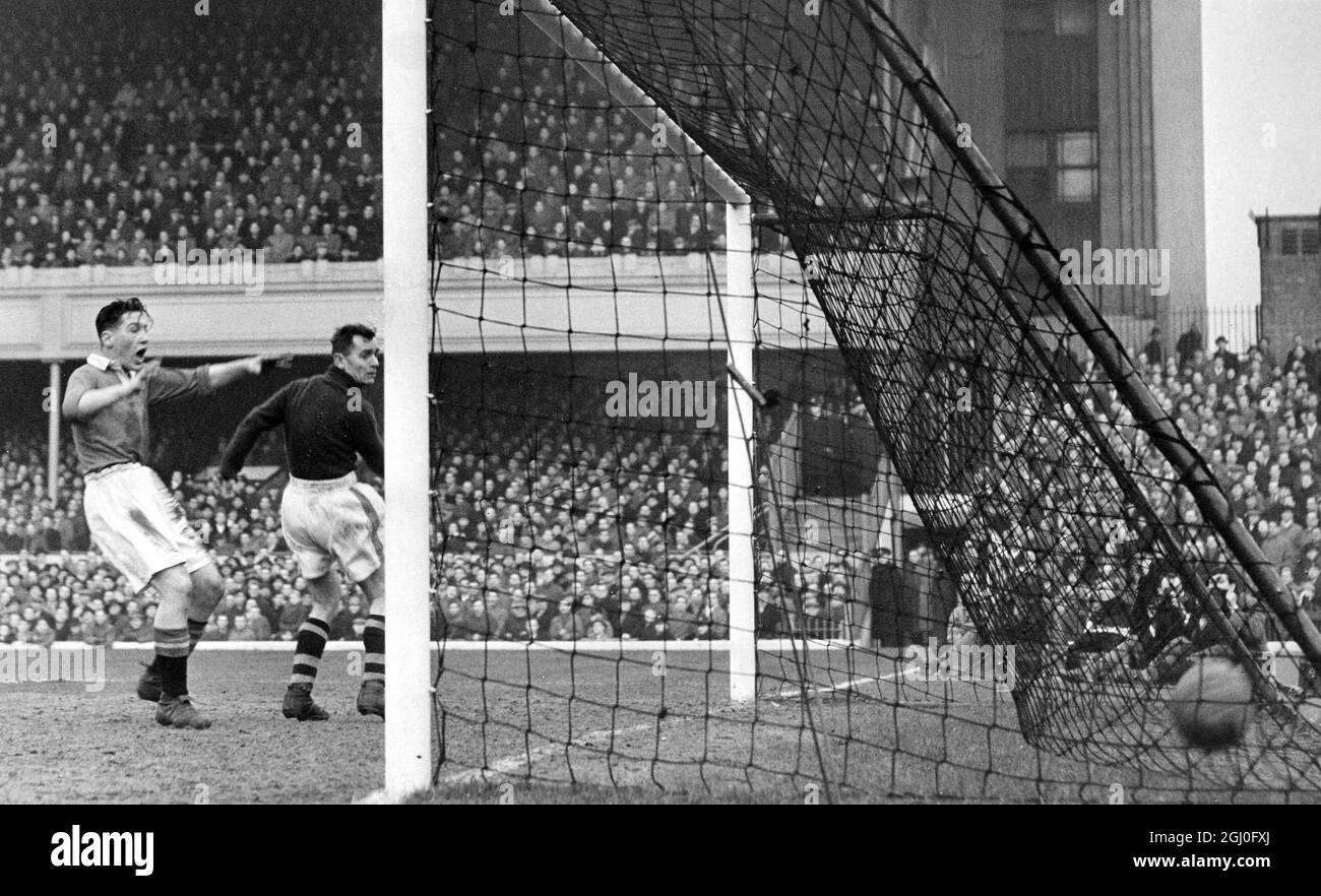 FA Cup 4th Round Walthamstow v Manchester United Manchester United's fifth goal is scored by Rowley during the FA Cup replay at Highbury. In this picture are Lewis, the Manchester United inside right and Walthamstow goalkeeper Gerula. 5th February 1953 Stock Photo