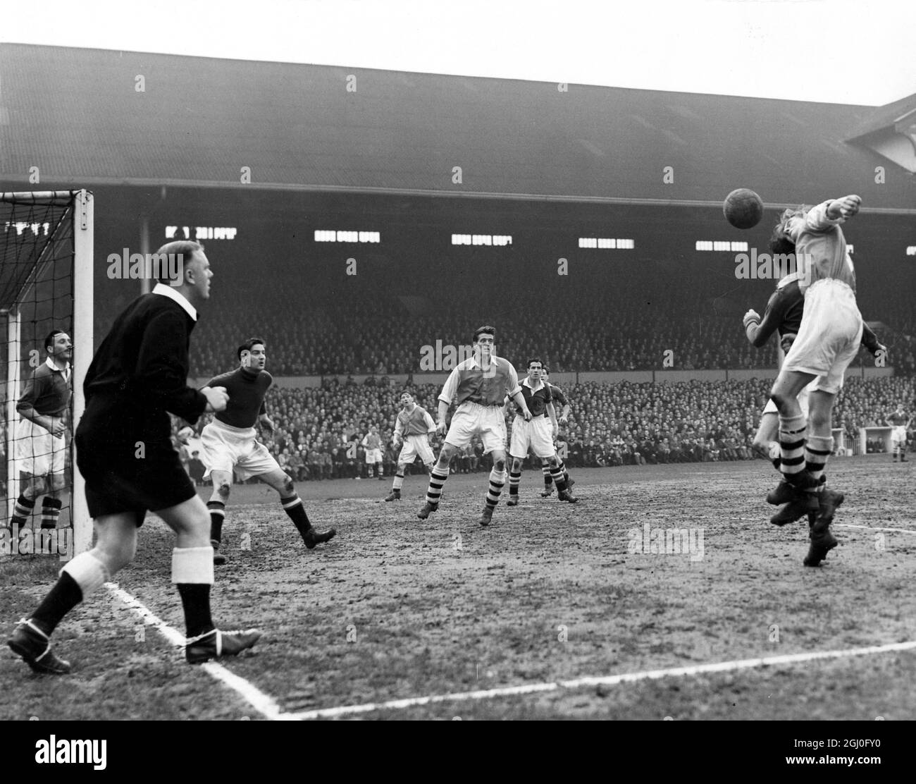 Arsenal v Chelsea Goring (right) of Arsenal beats Harris (Chelsea) to the ball and Doug Lishman scorers Arsenal's third goal during the replayed FA Cup semi-final at Tottenham Hotspur. 7th April 1952. Stock Photo