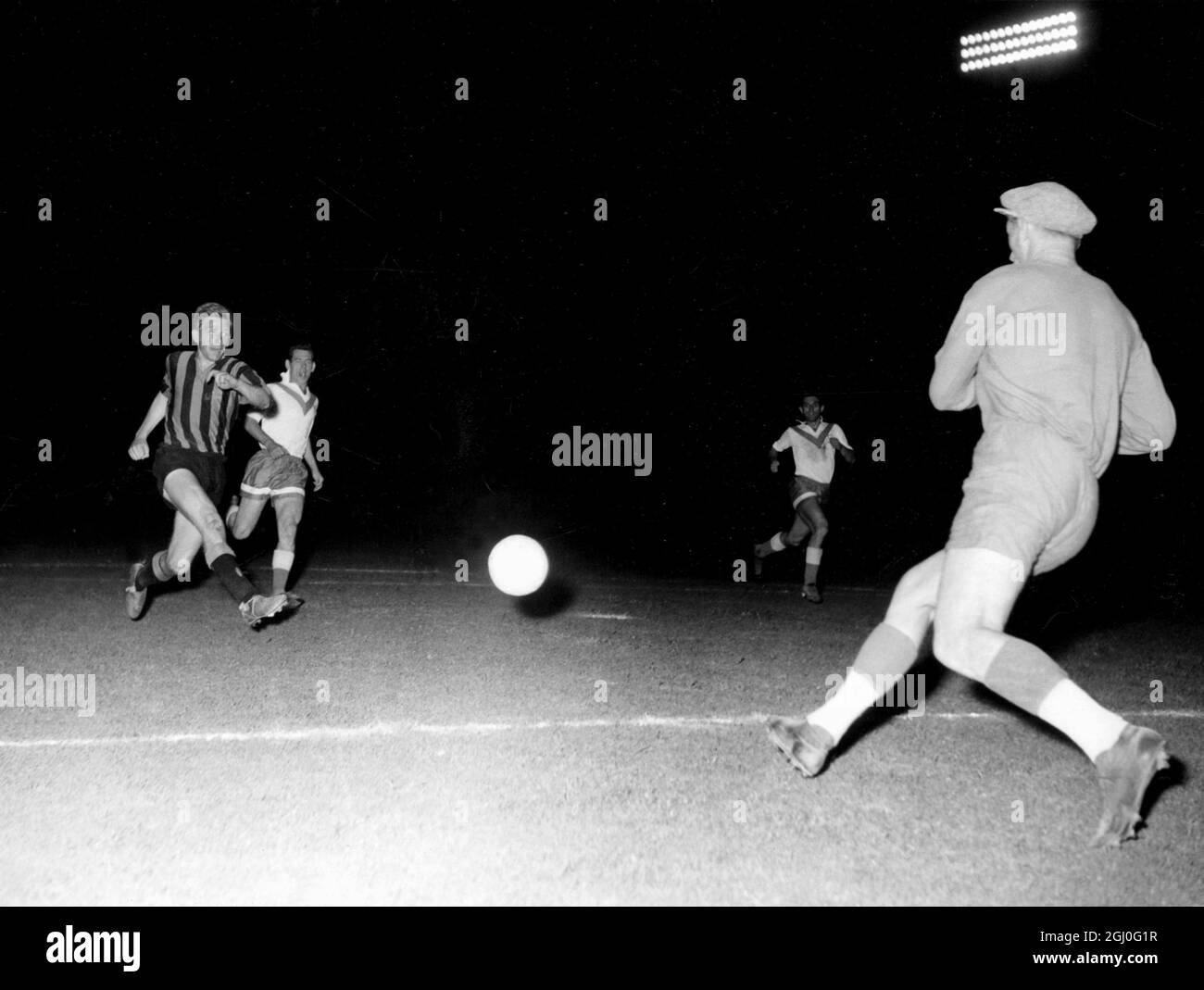 AC Milan v Dynamo Kiev Gerry Hitchens scores a goal for Milan in their 4-0 win over Dynamo Kiev of Russia. 17th August 1961 Stock Photo