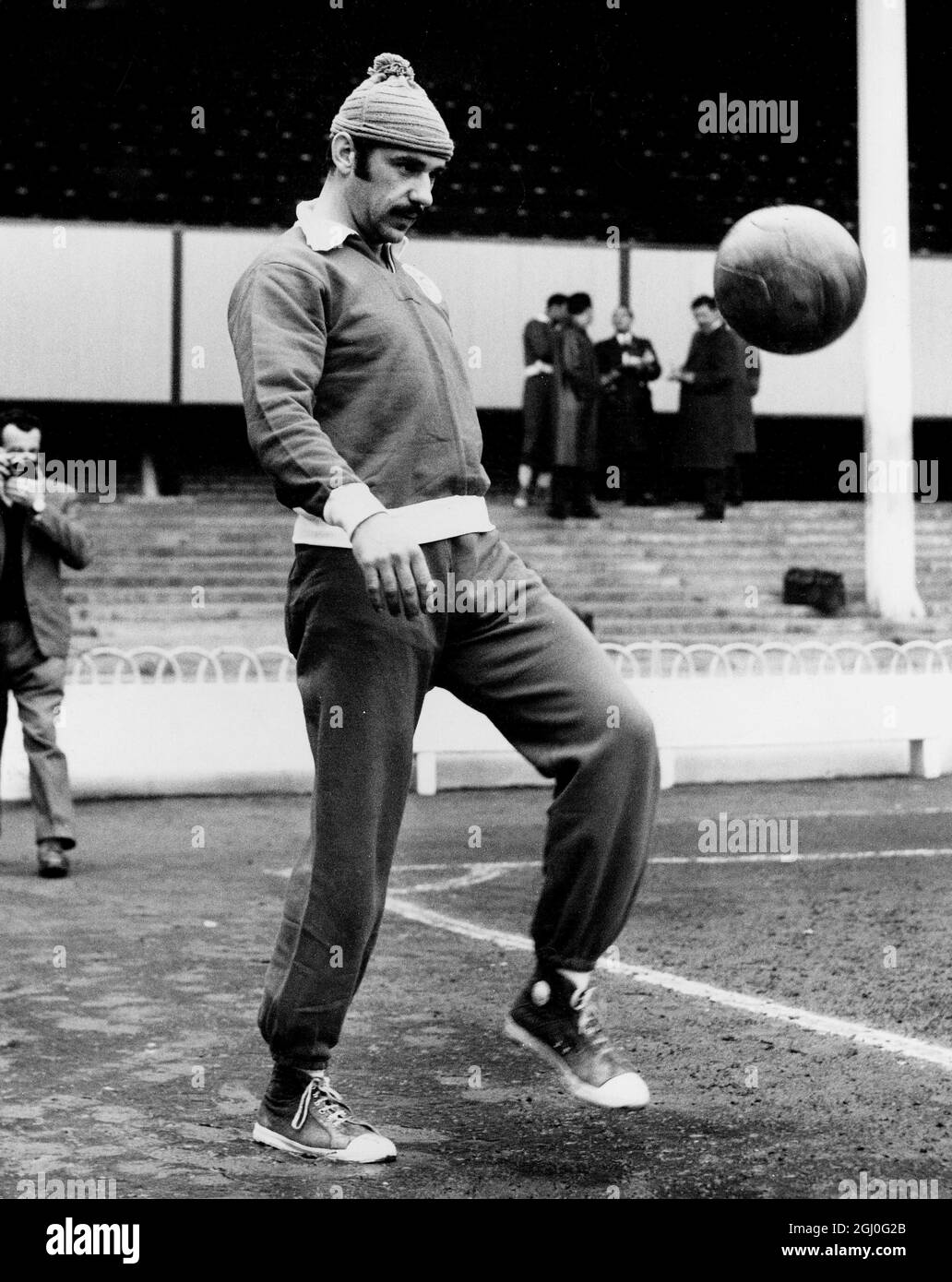Benfica's Germano trains at White Hart Lane prior to their European Cup second-leg semi-final match with the Tottenham Hotspur. 3rd April 1962 Stock Photo