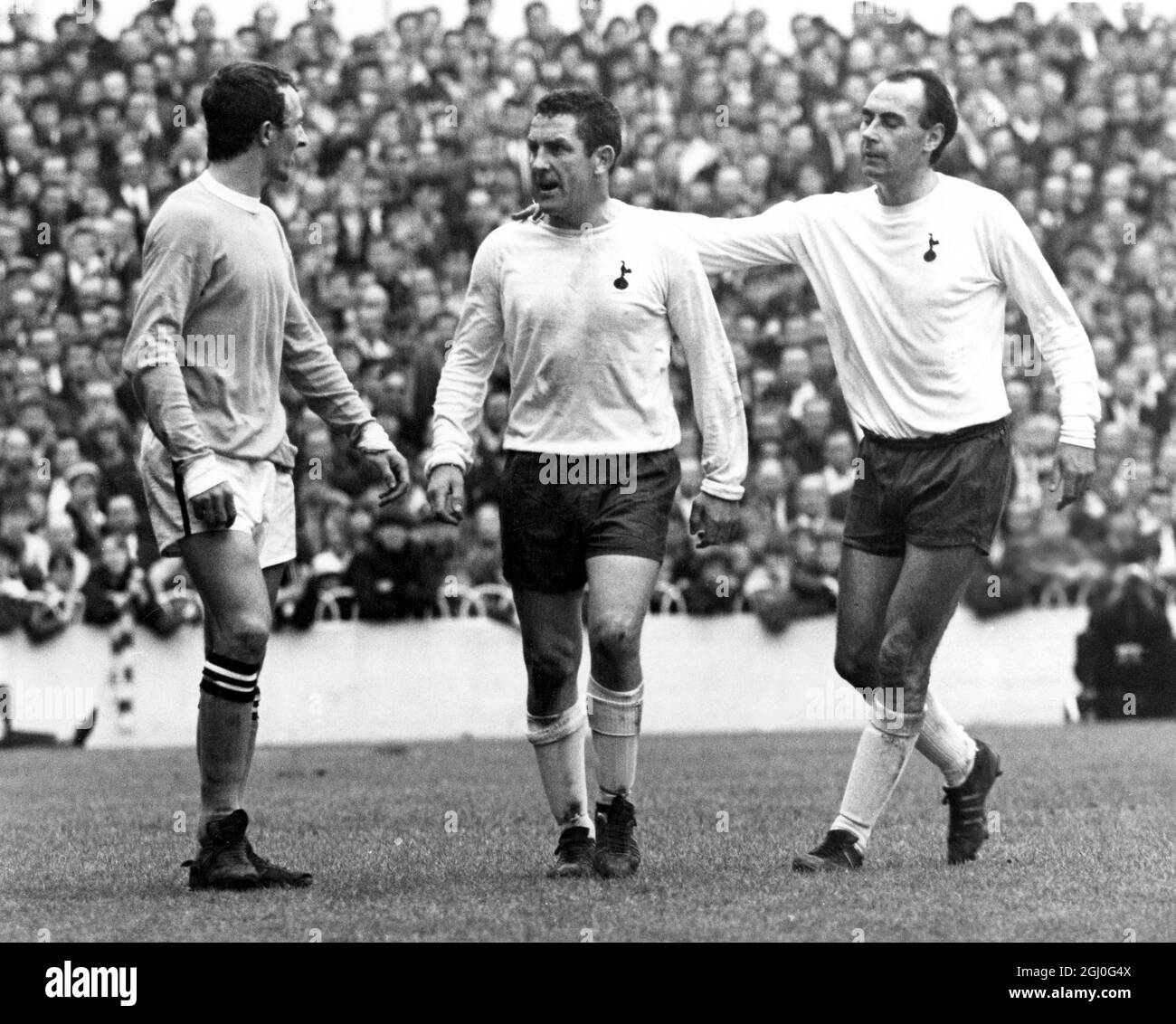 tottenham-hotspur-v-manchester-city-spurs-left-winger-alan-gilzean-appears-to-be-putting-a-restraining-hand-on-dave-mackays-shoulder-during-the-match-against-manchester-city-mike-summerbee-is-the-man-city-player-on-the-left-4th-may-1968-2GJ0G4X.jpg