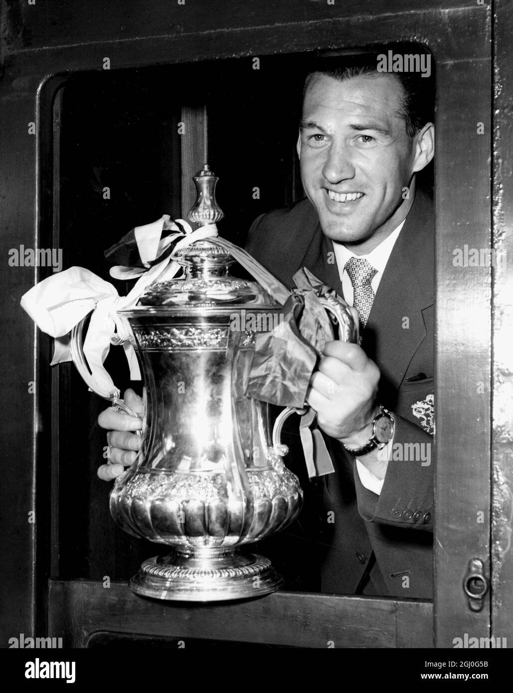 Nat Lofthouse, captain of Bolton Wanderers seen at Euston Station with the F.A Cup which his team won at Wembley. 5th May 1958 Stock Photo