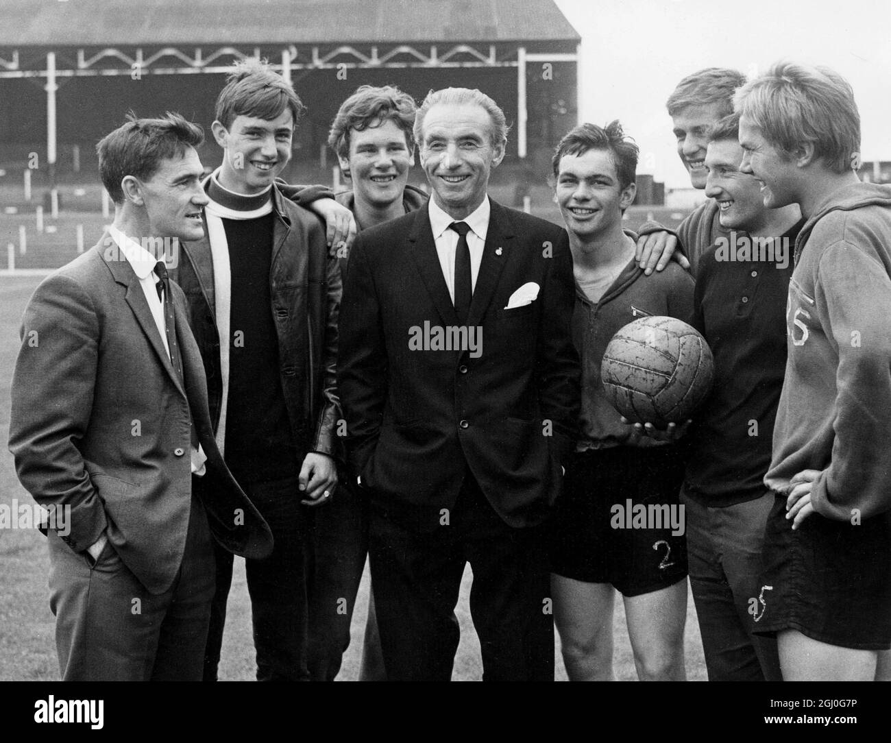 Sir Stanley Matthews talking with players at the Port Vale football ground, after his release from hospital, following a serious road accident two weeks previous. 13th August 1966 Stock Photo