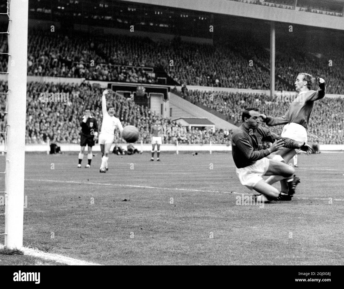 The sheffield wednesday forward Black and White Stock Photos & Images ...